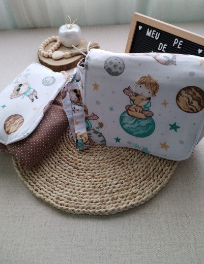 Bolsa para fraldas e toalhitas e Muda Fraldas - Principezinho - Meu Pé de Maçã