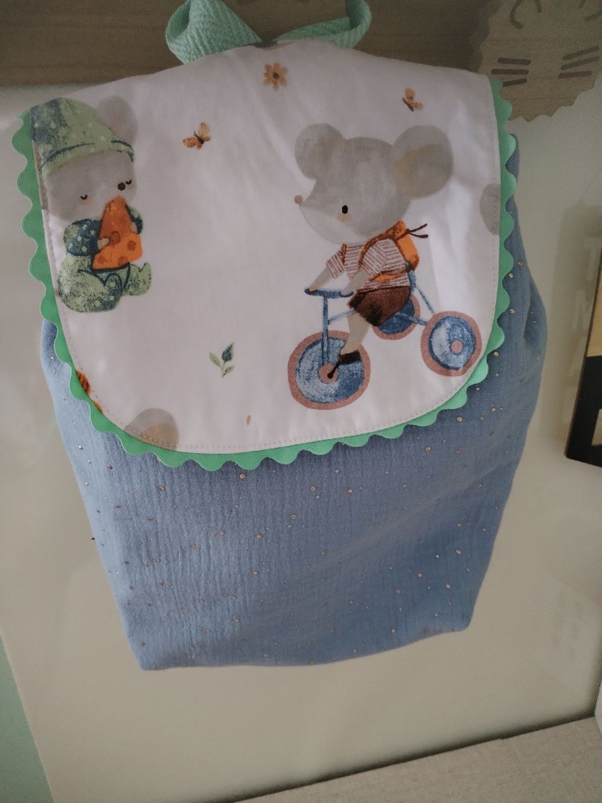 Mochila Azul e Verde com Ratinhos - Meu Pé de Maçã