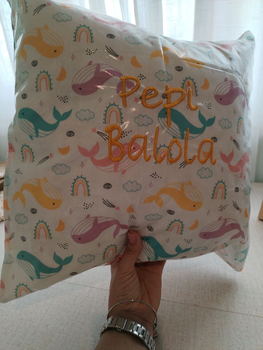 Almofada Creche Plastificada Personalizada - Meu Pé de Maçã