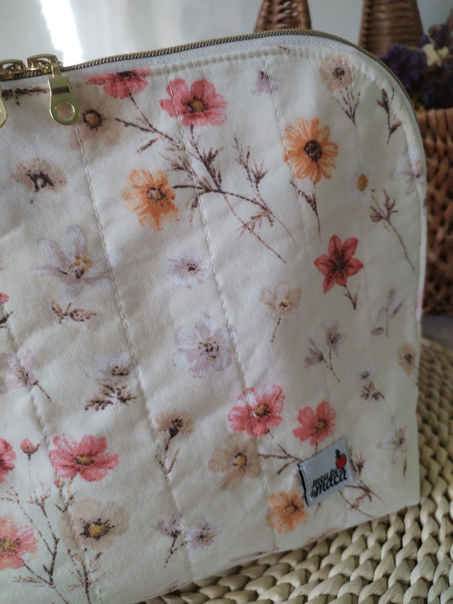 Necessaire de Viagem para Mães – Elegância e Praticidade no Seu Ritmo - Floral Rosa - Meu Pé de Maçã