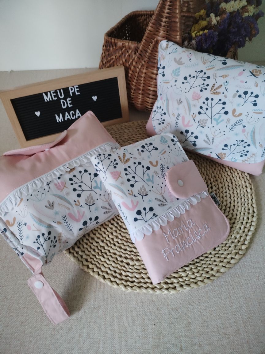 Conjunto Muda-Fraldas + Porta Documentos + Bolsa 3 em 1 - Meu Pé de Maçã