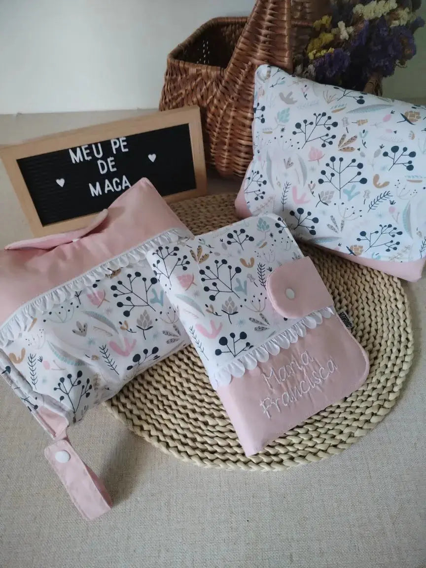 Conjunto Muda-Fraldas + Porta Documentos + Bolsa 3 em 1 - Meu Pé de Maçã