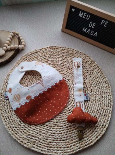 Conjunto Babete e Fita prende chupeta - Meu Pé de Maçã