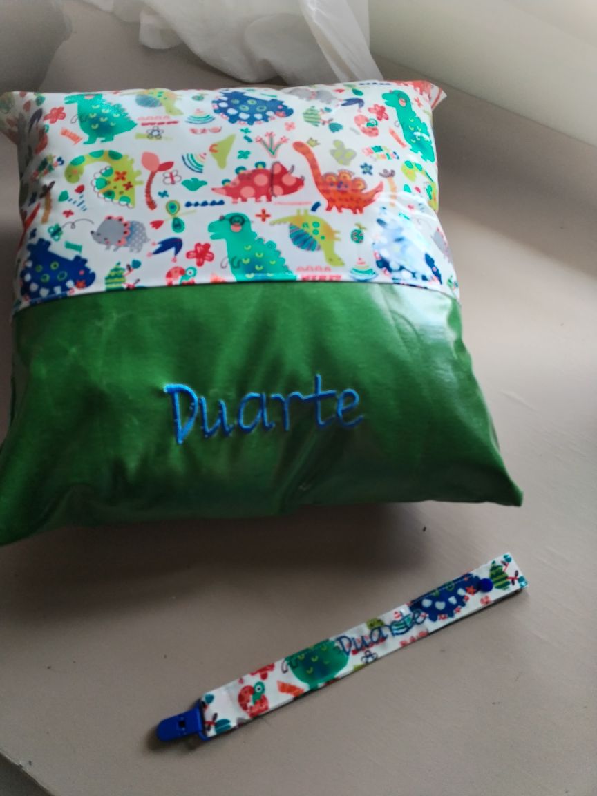Almofada Creche Plastificada Personalizada - Meu Pé de Maçã