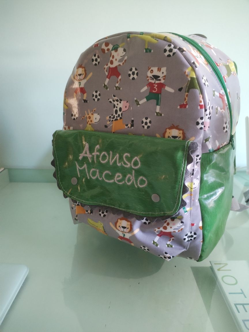 Mochila plastificada personalizada - Meu Pé de Maçã