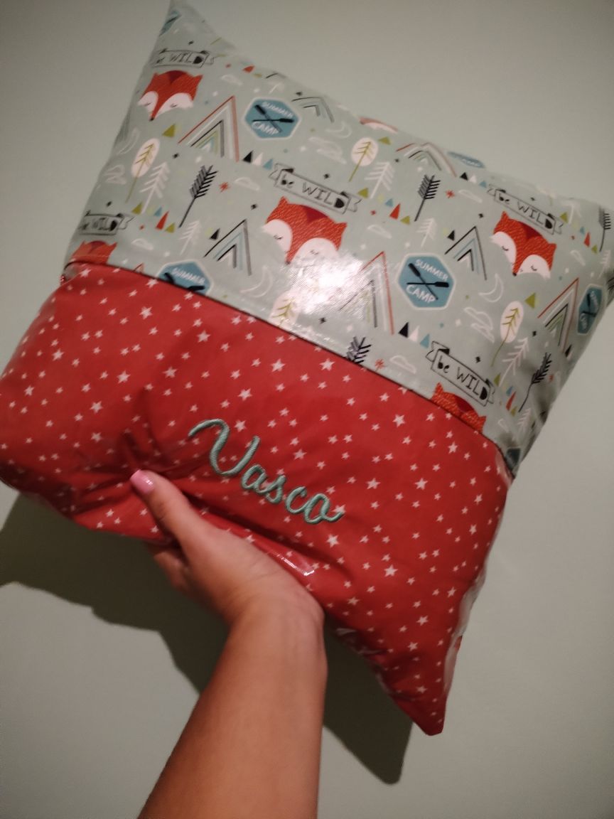 Almofada Creche Plastificada Personalizada - Meu Pé de Maçã