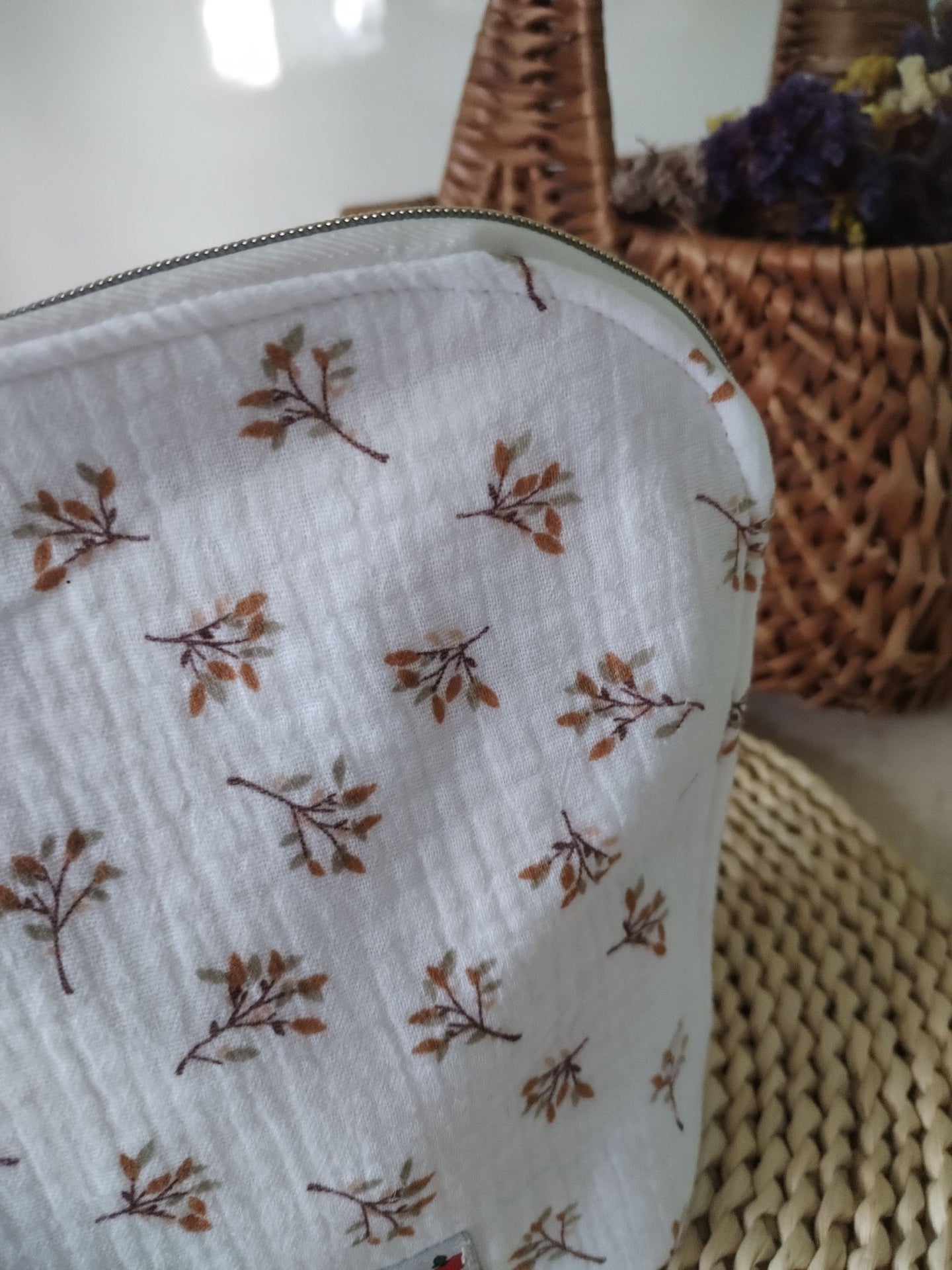 Necessaire de Viagem – Elegância e Praticidade no Seu Ritmo - Floral Camel - Meu Pé de Maçã