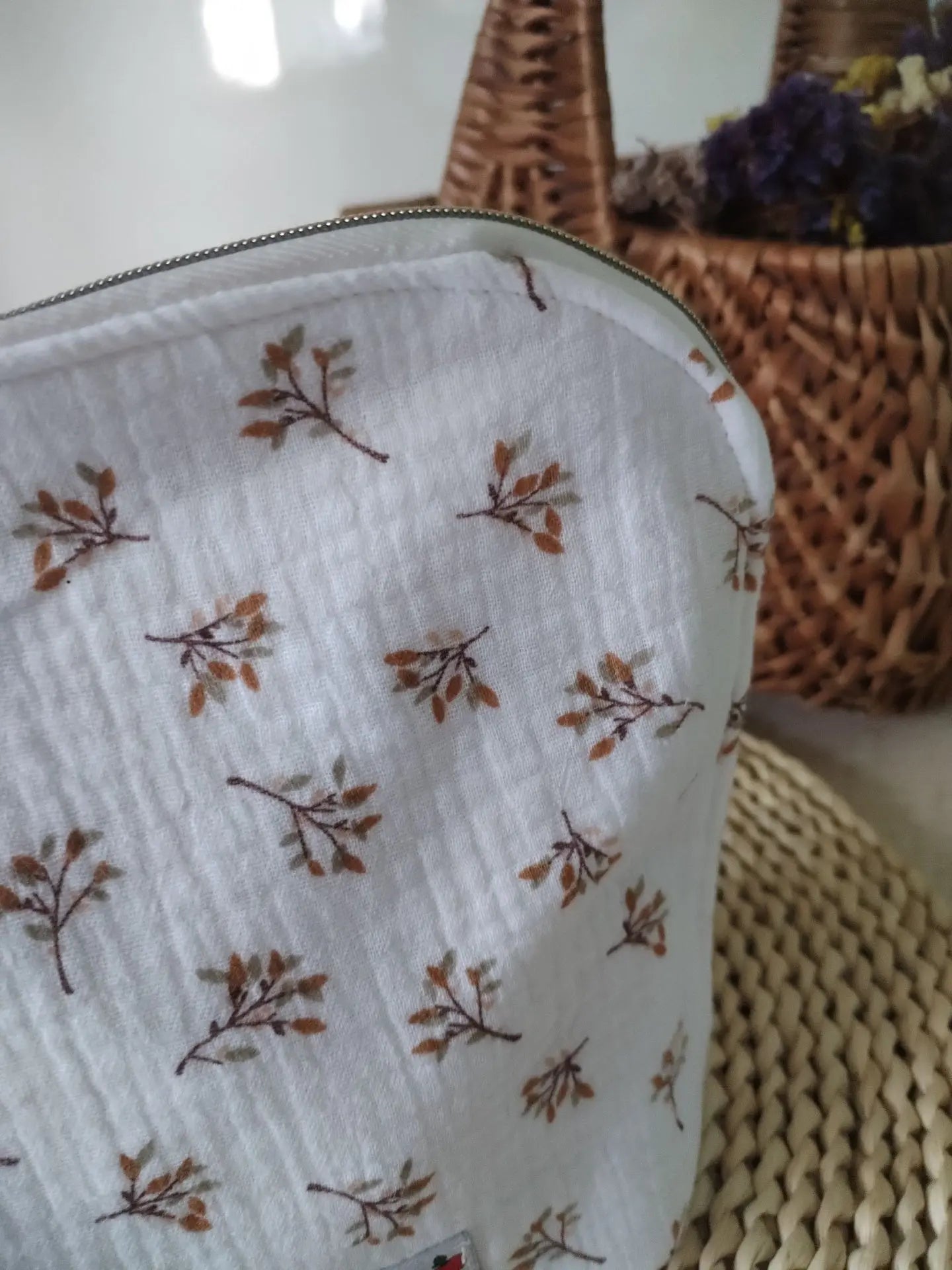 Necessaire de Viagem – Elegância e Praticidade no Seu Ritmo - Floral Camel - Meu Pé de Maçã