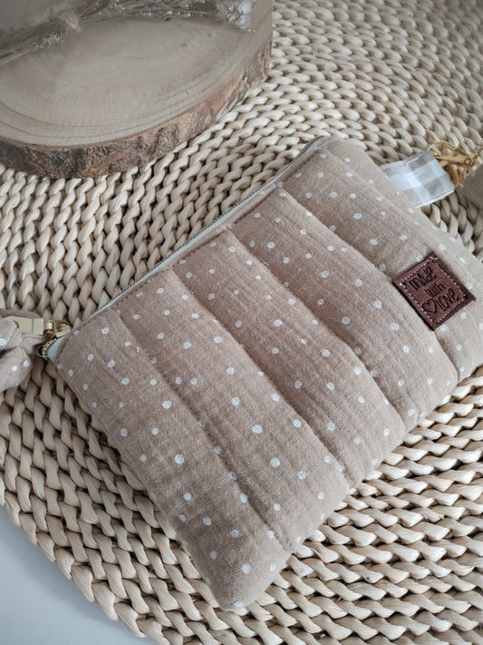 carteira musselina bege com pintinhas para pequenos objetos do dia-a-dia