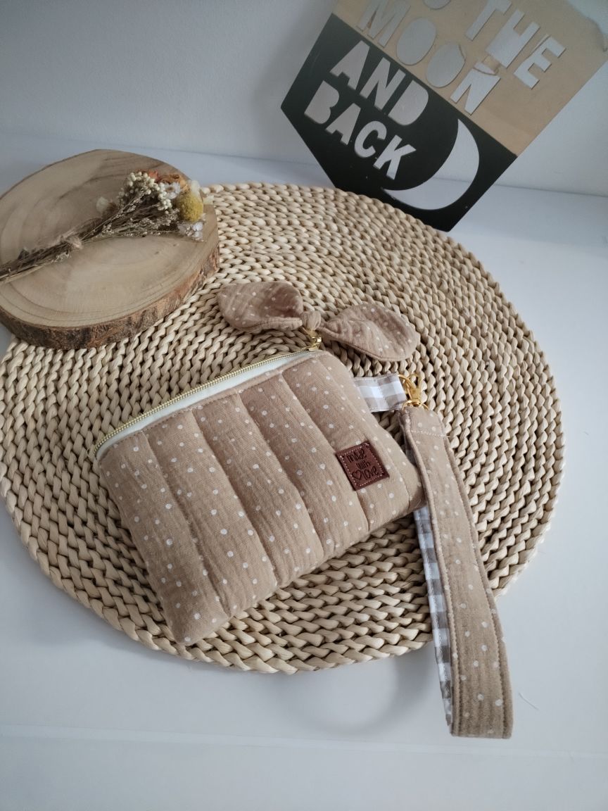 carteira musselina bege com pintinhas para pequenos objetos do dia-a-dia feita artesanalmente