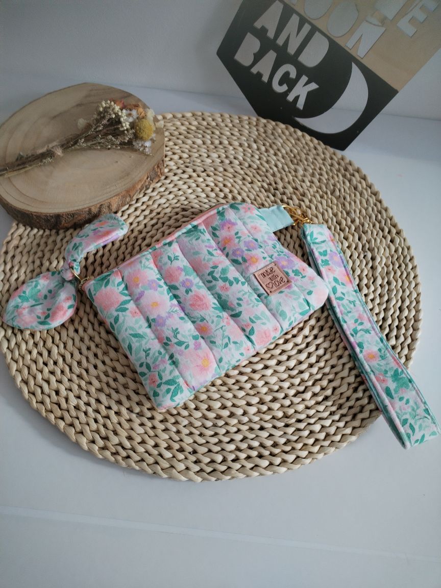 carteira pequena em musselina floral com fita para segurar no pulso