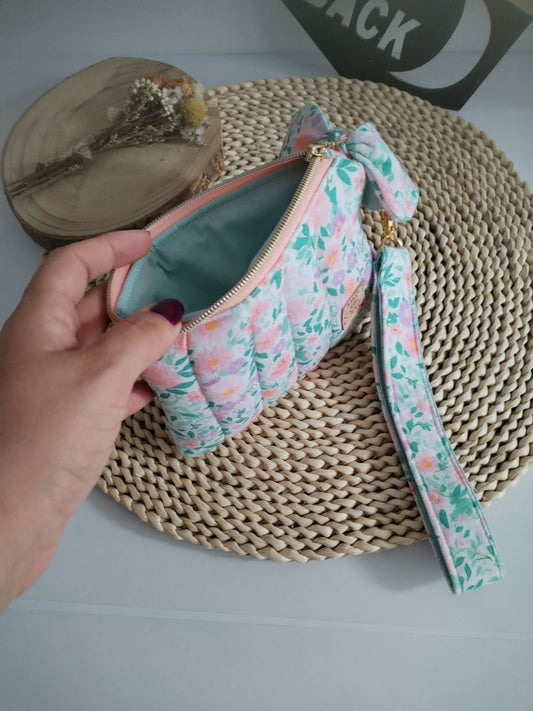 carteira pequena em musselina floral com fita para segurar no pulso interior verde
