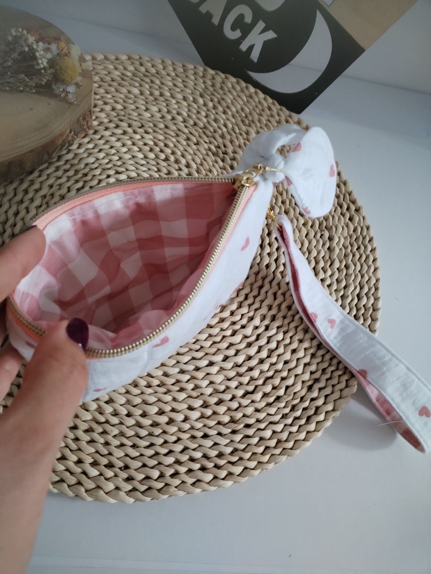 carteira pequena em musselina e interior vichy com corações com fita para segurar no pulso