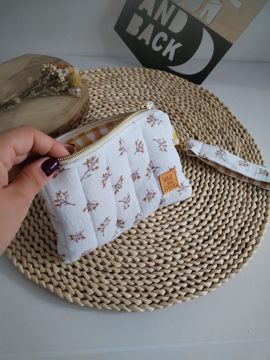 carteira pequena em musselina floral com fita para segurar no pulso com vichy amarelo