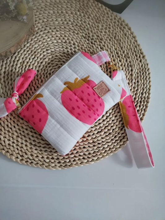 carteira pequena em musselina morangos e vichy rosa com fita para segurar no pulso