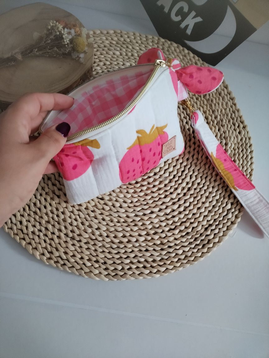 carteira pequena em musselina morangos com fita para segurar no pulso, costura criativa