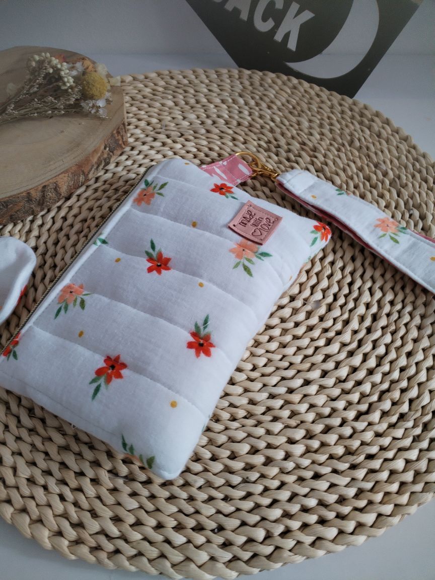 carteira pequena em musselina floral coral com fita para segurar no pulso feito à mão