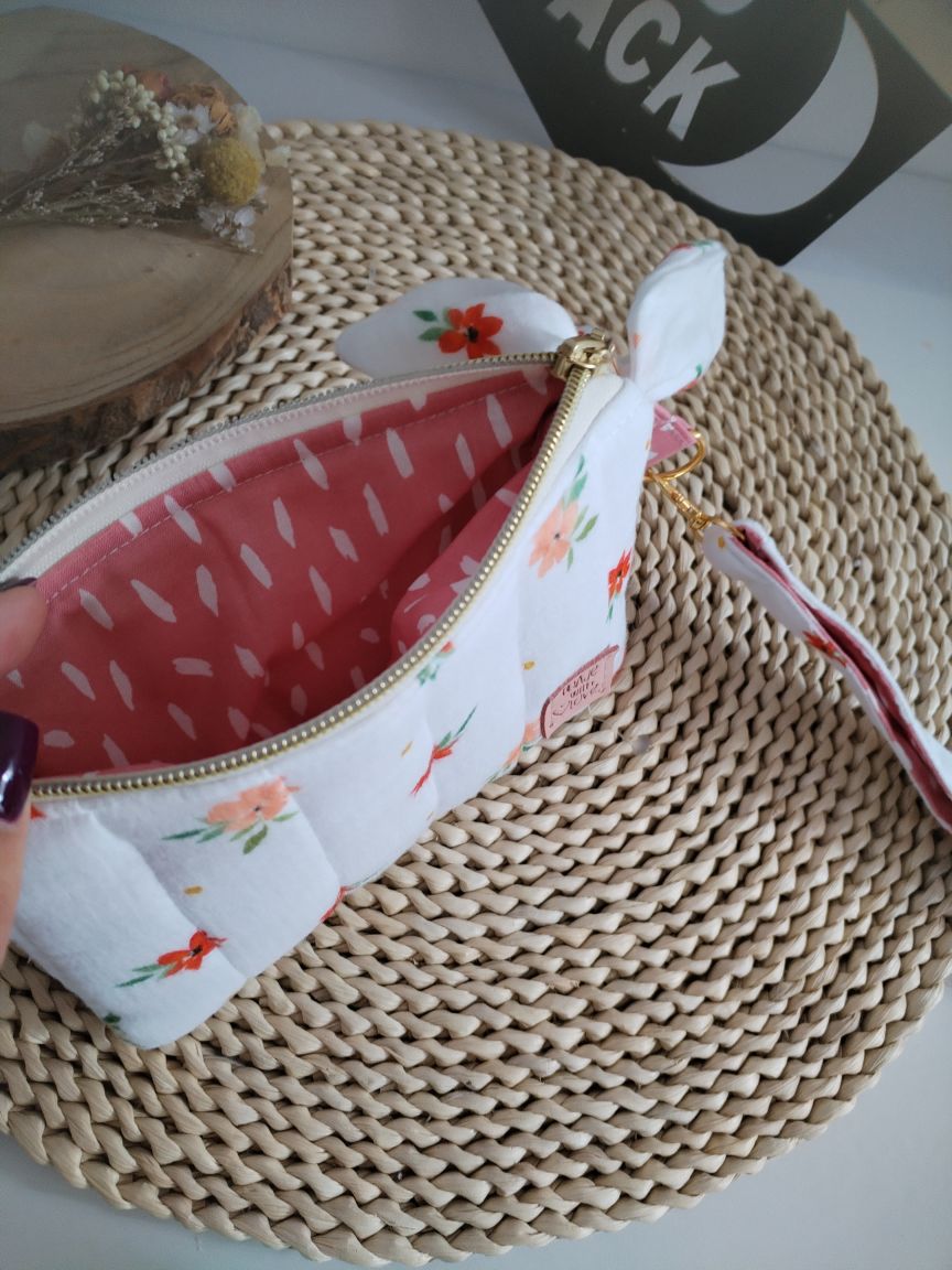carteira pequena em musselina floral coral com fita para segurar no pulso interior rosa velho