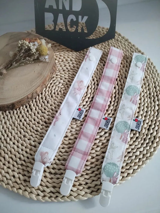 conjunto fita prende chupeta personalizada em tons rosa feito à mão