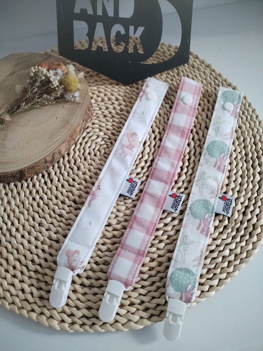 conjunto fita prende chupeta personalizada em tons rosa feito à mão