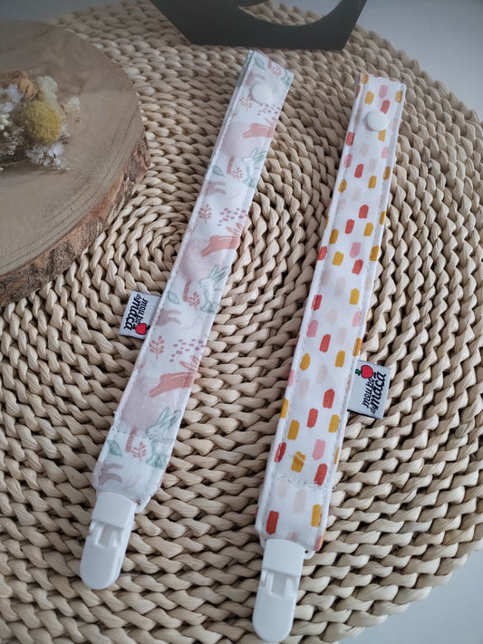 conjunto fita prende chupeta personalizada coelhinhos e riscas feito à mão