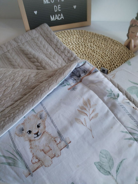 mantinha aconchegante para bebé em tons bege com animais da savana