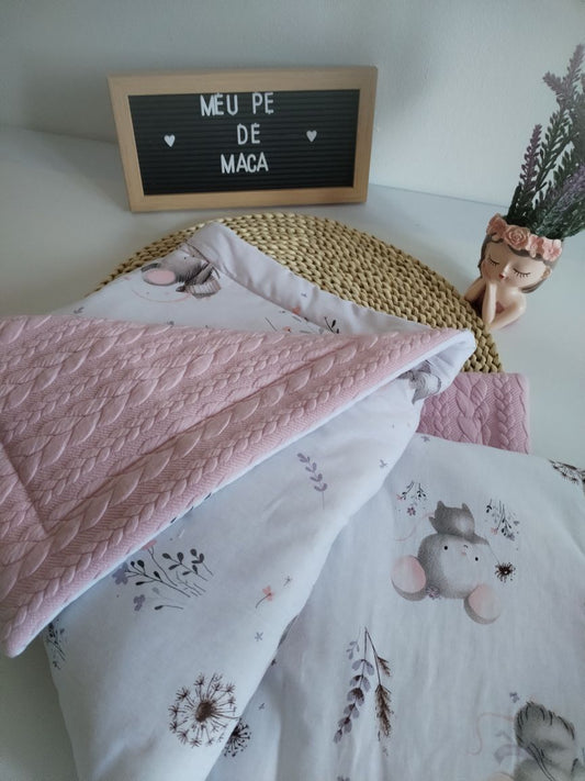 mantinha para bebé em tons rosa com ratinhas fofinhas e floral