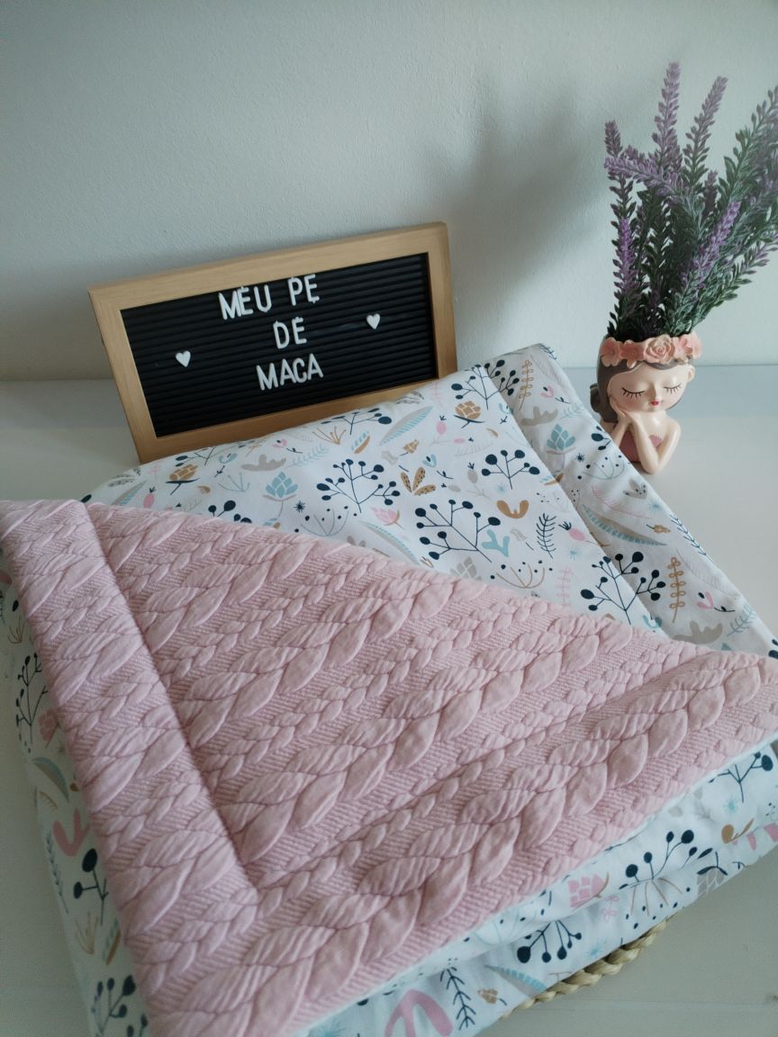 manta para bebé em tons rosa e floral com interior entrançado