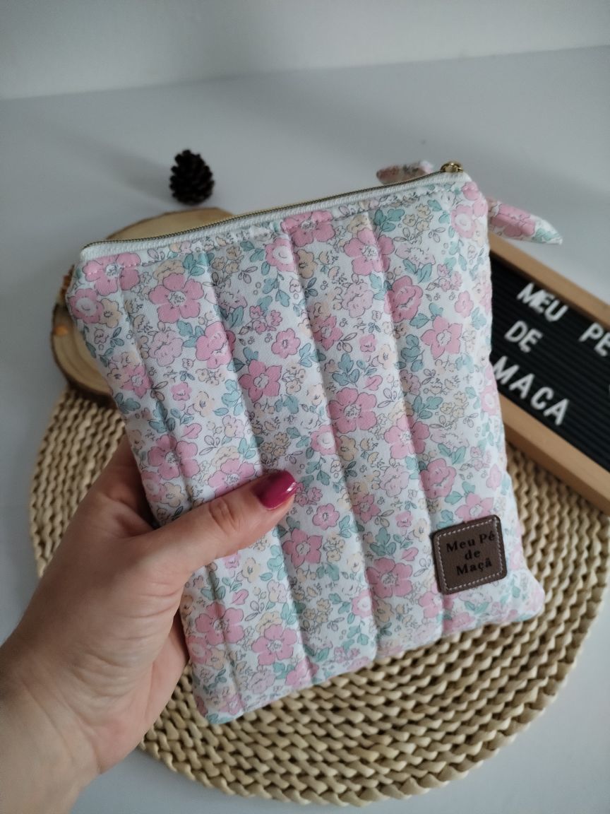 Bolsa Acolchoada para E-Reader – Compatível com Kindle e Kobo (13×18 cm) - Floral Verde Agua