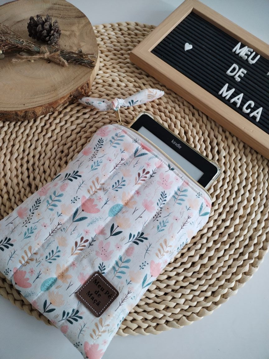 Bolsa Acolchoada para E-Reader – Compatível com Kindle e Kobo (13×18 cm) - Floral Rosa