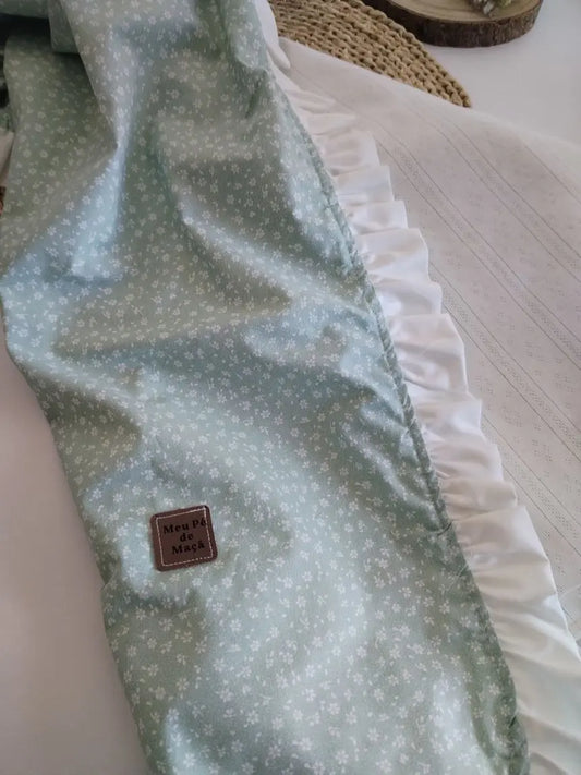 Mantinha Meia-Estação - Floral Verde Água com folho Branco Meu Pé de Maçã