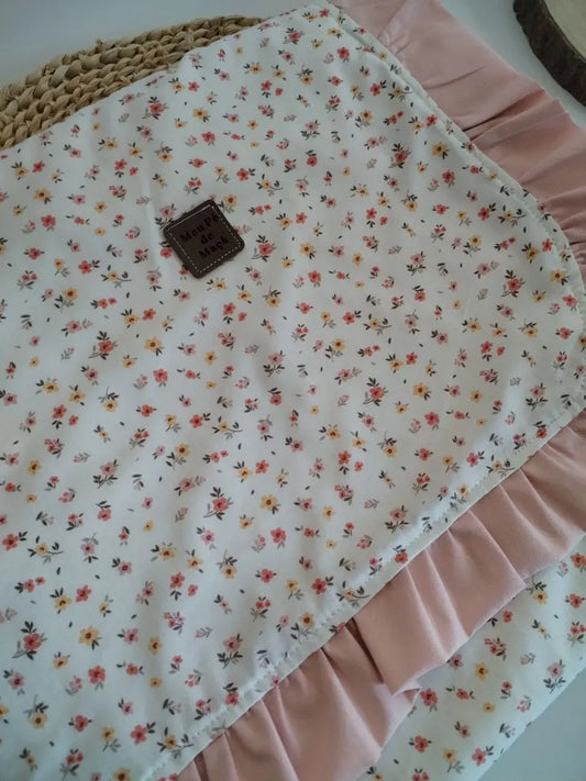 Mantinha Meia-Estação - Floral com folho rosa Meu Pé de Maçã