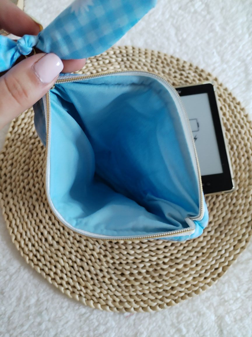 Bolsa Acolchoada para E-Reader – Compatível com Kindle e Kobo (13×18 cm) - Vichy Floral Azul