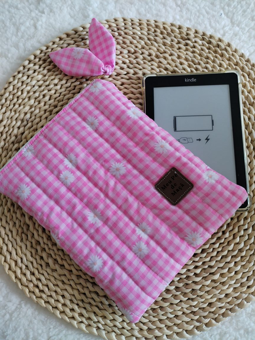 Bolsa Acolchoada para E-Reader – Compatível com Kindle e Kobo (13×18 cm) -Vichy Floral Rosa