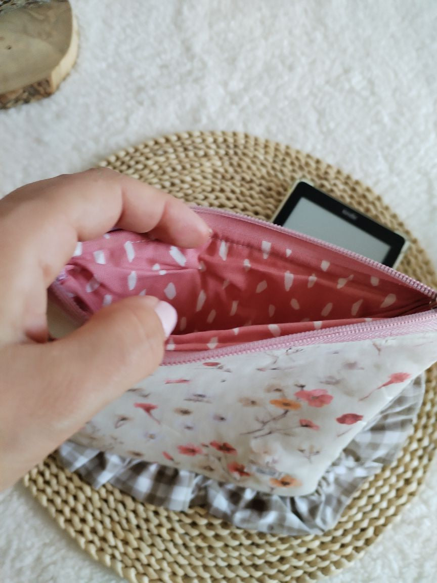 Bolsa Acolchoada para E-Reader – Compatível com Kindle e Kobo (13×18 cm) - Floral Bege
