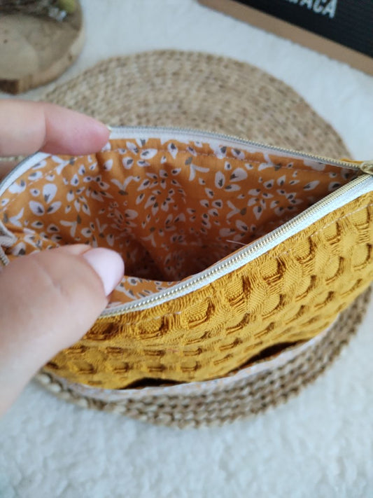 Bolsa Acolchoada para E-Reader – Compatível com Kindle e Kobo (13×18 cm) - Waffle Mostarda e Floral