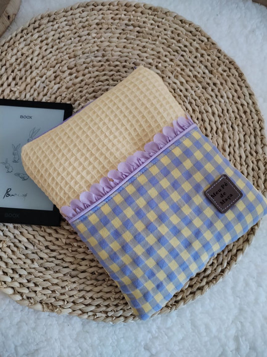 Bolsa Acolchoada para E-Reader – Compatível com Kindle e Kobo (13×18 cm) - Waffle Amarelo Pastel e Vichy amarelo e lilás