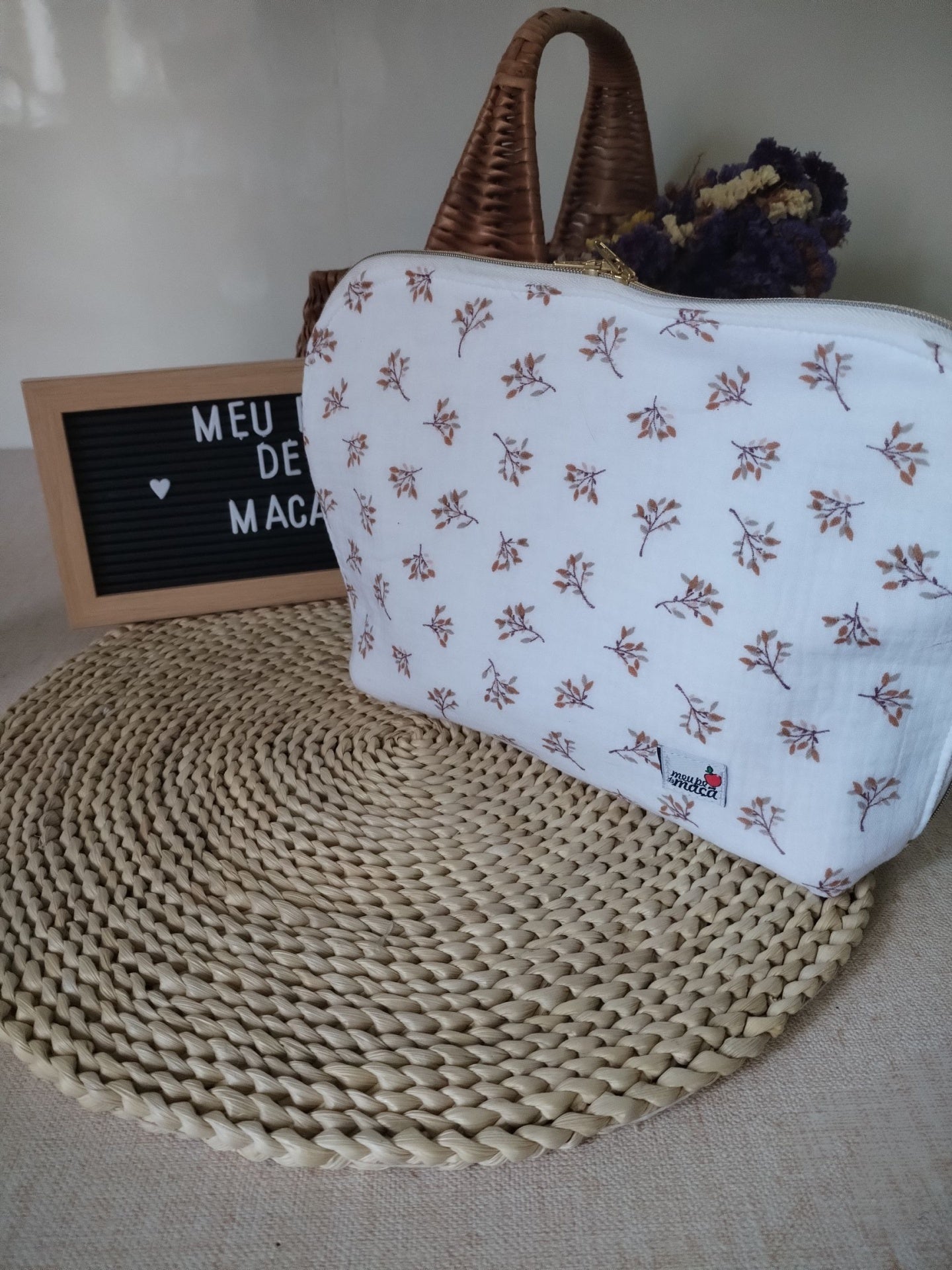 Necessaire de Viagem – Elegância e Praticidade no Seu Ritmo - Floral Camel - Meu Pé de Maçã