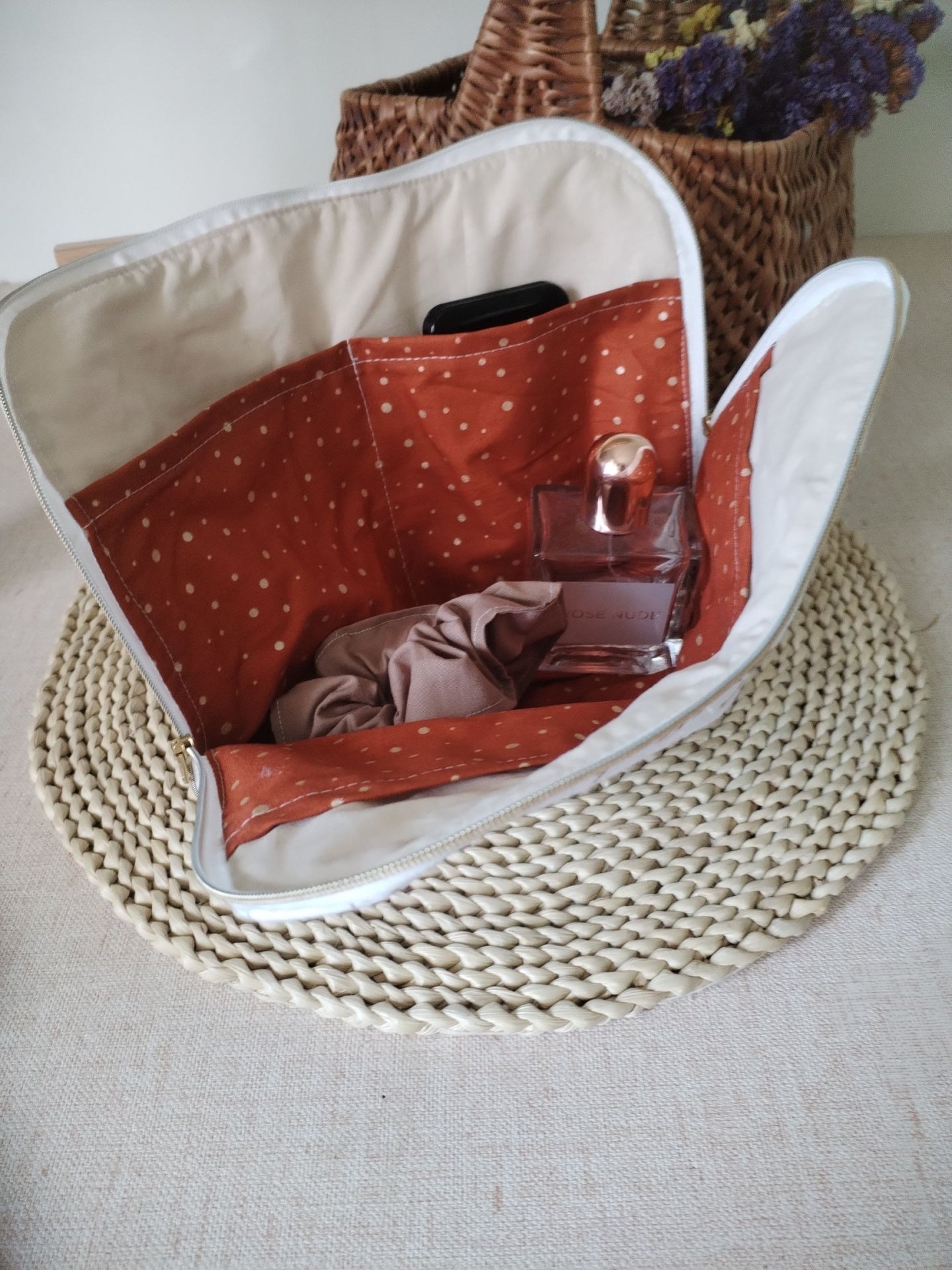 Necessaire de Viagem – Elegância e Praticidade no Seu Ritmo - Floral Camel - Meu Pé de Maçã