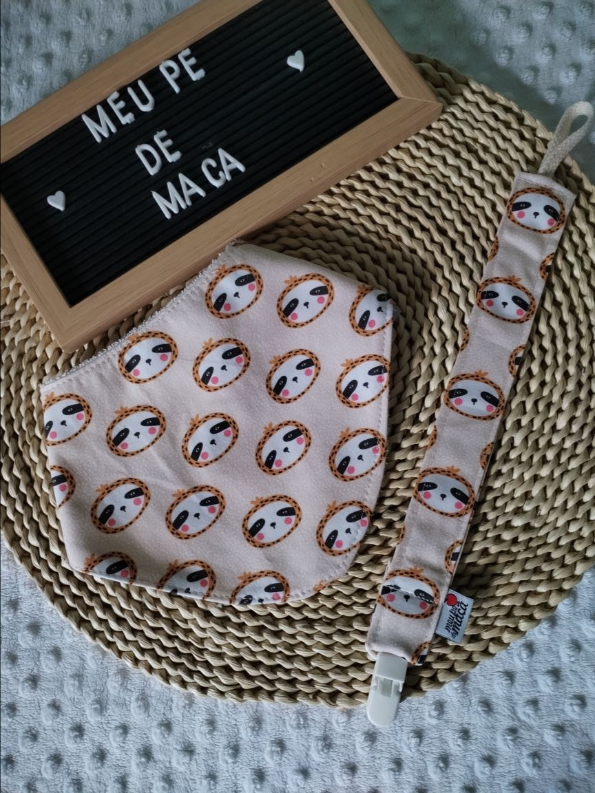 Conjunto Babete Bandana e Fita da Chupeta – Algodão Oeko-Tex®, Feito em Portugal - Preguiças Fofinhas - Meu Pé de Maçã