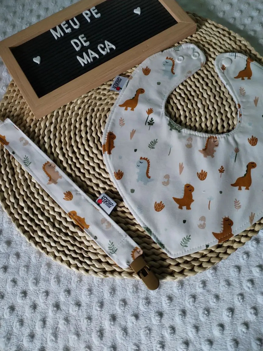 Conjunto Babete Bandana e Fita da Chupeta – Algodão Oeko-Tex®, Feito em Portugal - Dinossauros - Meu Pé de Maçã