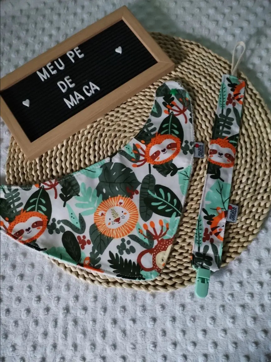 Conjunto Babete Bandana e Fita da Chupeta – Algodão Oeko-Tex®, Feito em Portugal - Animais da Selva Fofinhos - Meu Pé de Maçã