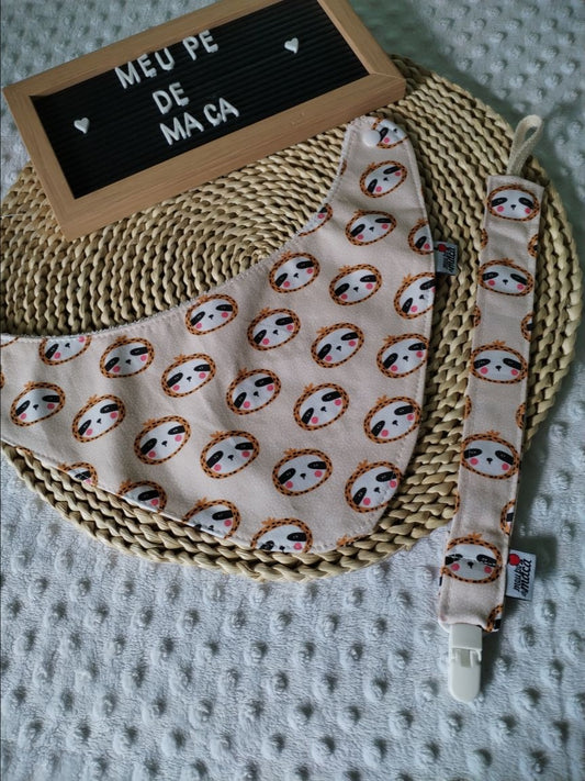 Conjunto Babete Bandana e Fita da Chupeta – Algodão Oeko-Tex®, Feito em Portugal - Preguiças Fofinhas - Meu Pé de Maçã