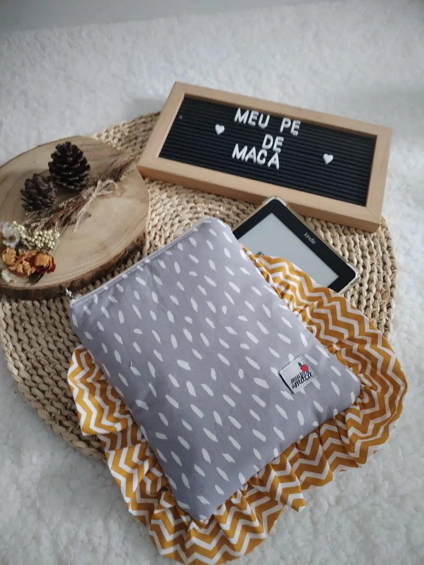 Bolsa Acolchoada para E-Reader – Compatível com Kindle e Kobo (13×18 cm) - Cinza e Mostarda - Meu Pé de Maçã