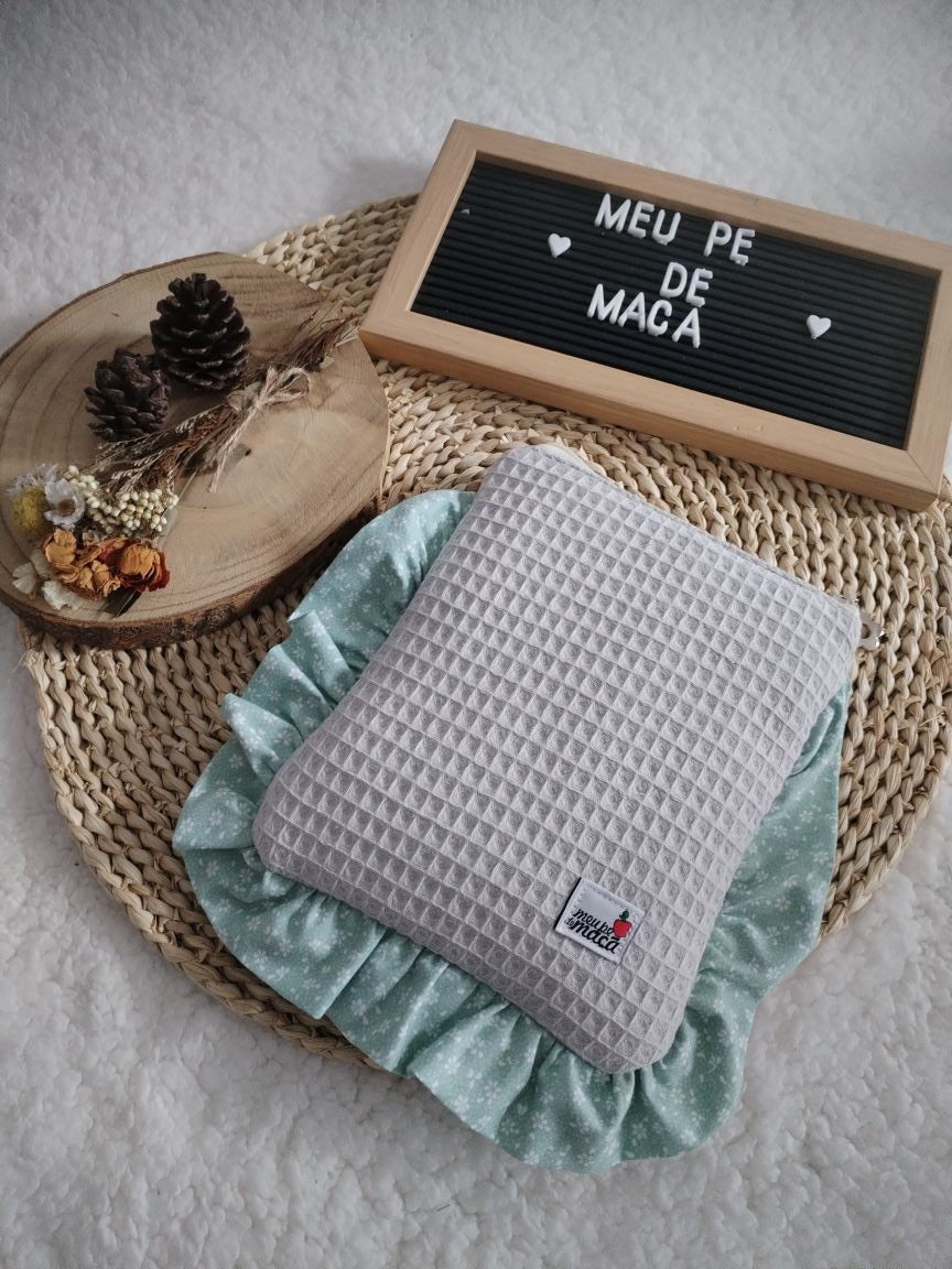 Bolsa Acolchoada para E-Reader – Compatível com Kindle e Kobo (13×18 cm) - Waffle Cinza com floral verde água - Meu Pé de Maçã