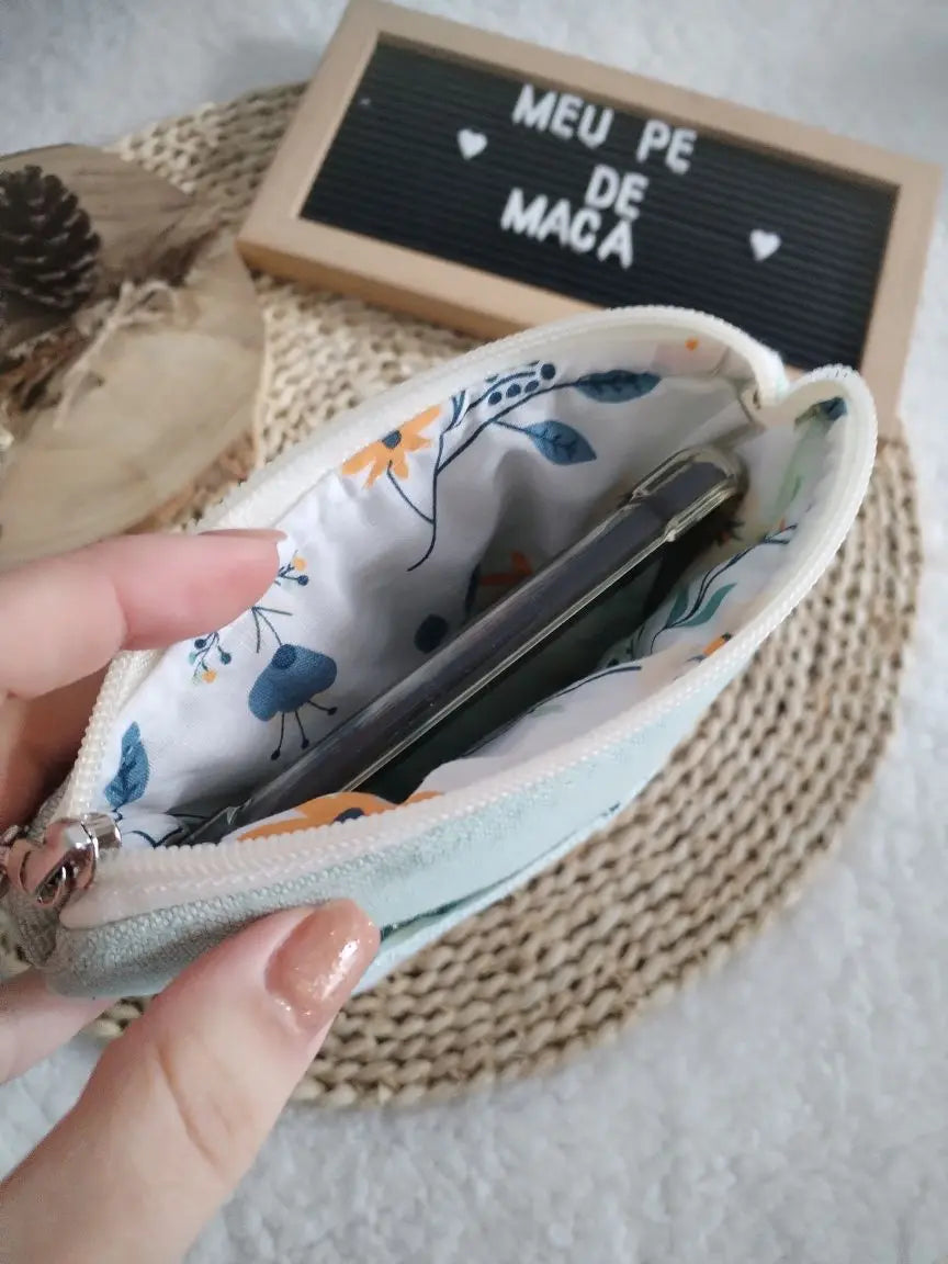 Bolsa Acolchoada para E-Reader – Compatível com Kindle e Kobo (13×18 cm) - Linho Verde Água e Floral - Meu Pé de Maçã