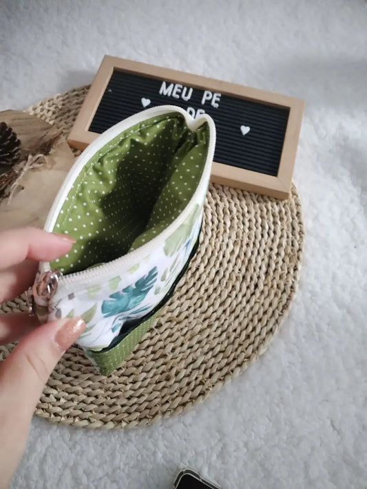 Bolsa Acolchoada para E-Reader – Compatível com Kindle e Kobo (13×18 cm) - Vegetação Verde - Meu Pé de Maçã