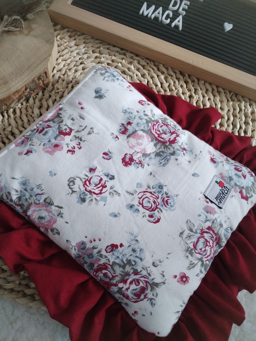 Bolsa Acolchoada para E-Reader – Compatível com Kindle e Kobo (13×18 cm) - Floral Bordo - Meu Pé de Maçã