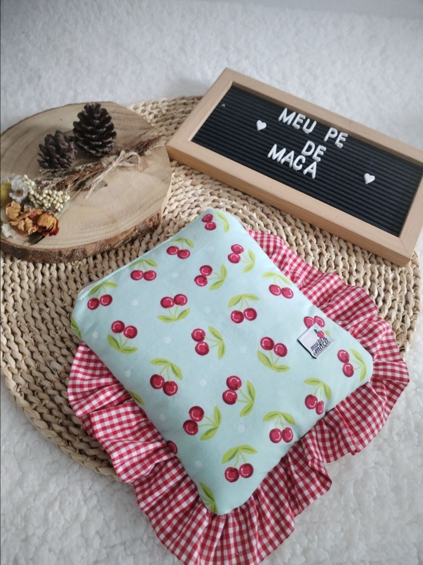 Bolsa Acolchoada para E-Reader – Compatível com Kindle e Kobo (13×18 cm) - Cerejas fundo verde água - Meu Pé de Maçã