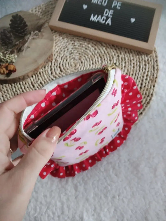 Bolsa Acolchoada para E-Reader – Compatível com Kindle e Kobo (13×18 cm) - Cerejas Fundo Rosa - Meu Pé de Maçã